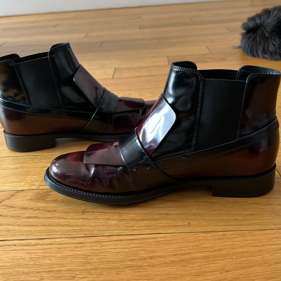 Tod’s Black and Burgundy Pull On Bootie - Picture 3 of 5